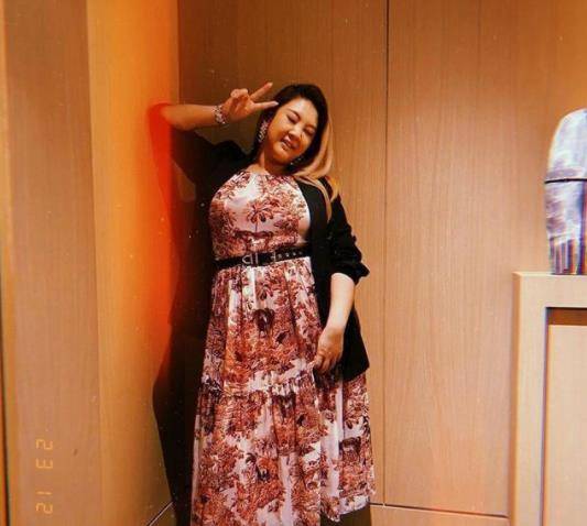 姐妹|郑欣宜太会穿搭了，穿渐变色斜肩长裙显瘦，直接搭配出小细腰