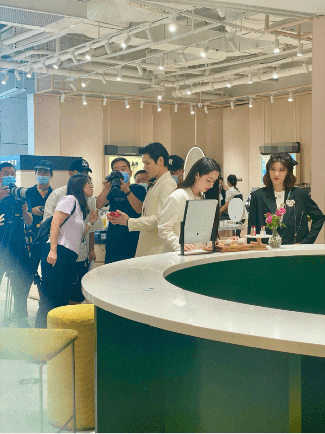 关键|小向太复出后好乖巧！双手交叉不像豪门阔太，却被向佐宠成真名媛！