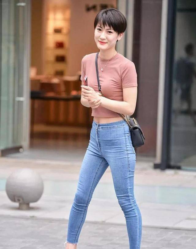 花色|黑色露脐上衣加黑色显瘦打底裤,活泼青春的搭配,看起来很有范儿