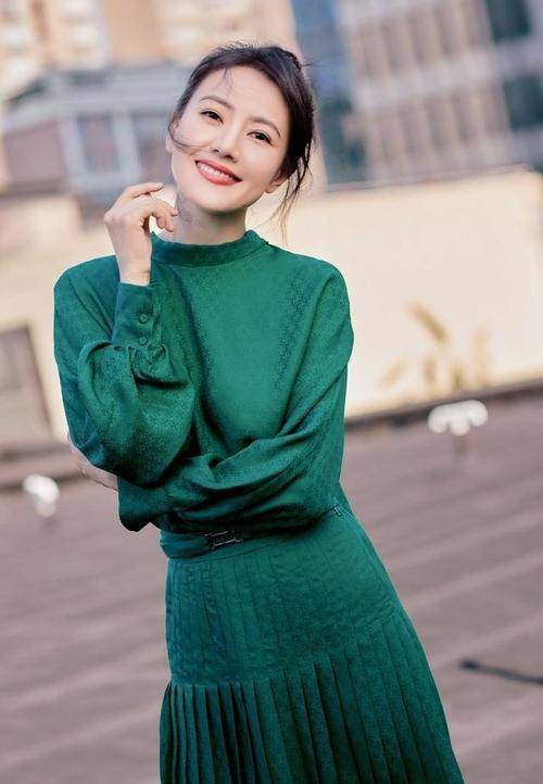 锁骨|高圆圆最新大片曝光，身穿露肩长裙气质出众，这颜值不复出可惜了