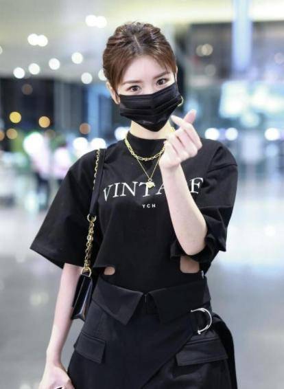 角色|毛晓彤少女感好强，穿黑色印花T恤搭配半身裙，穿出175cm的既视感