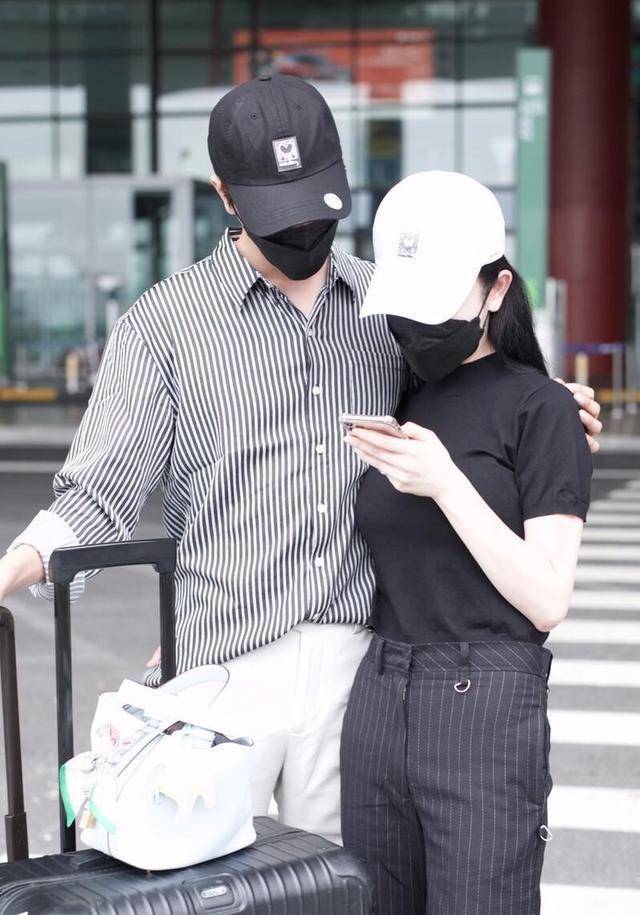 黑色|张檬的牛奶肌太白了,穿一身黑色修身款,身材真的很惹眼