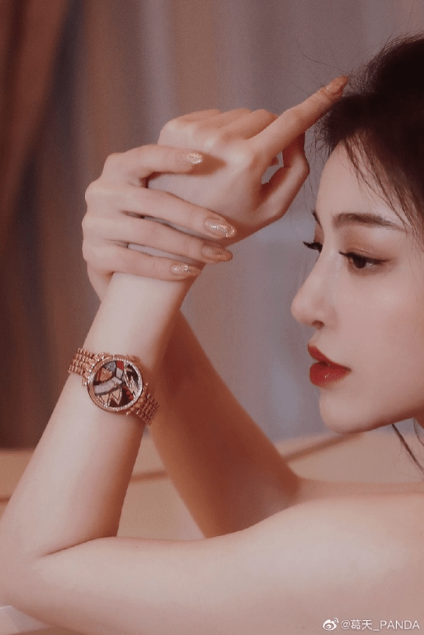 长发|葛天穿绿色长裙娇媚动人，长发披肩好温柔