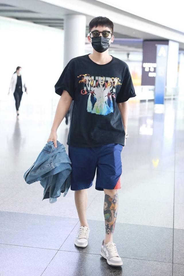 工装裤|欧豪真够潮，格子衬衫+工装裤时髦感十足，配毛线帽有点看不懂？