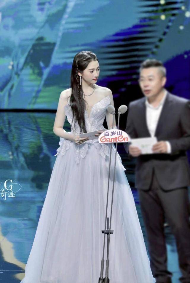 蓝色|徐璐和关晓彤礼服撞衫，花瓣抹胸水蓝色长裙，一个精致一个甜美