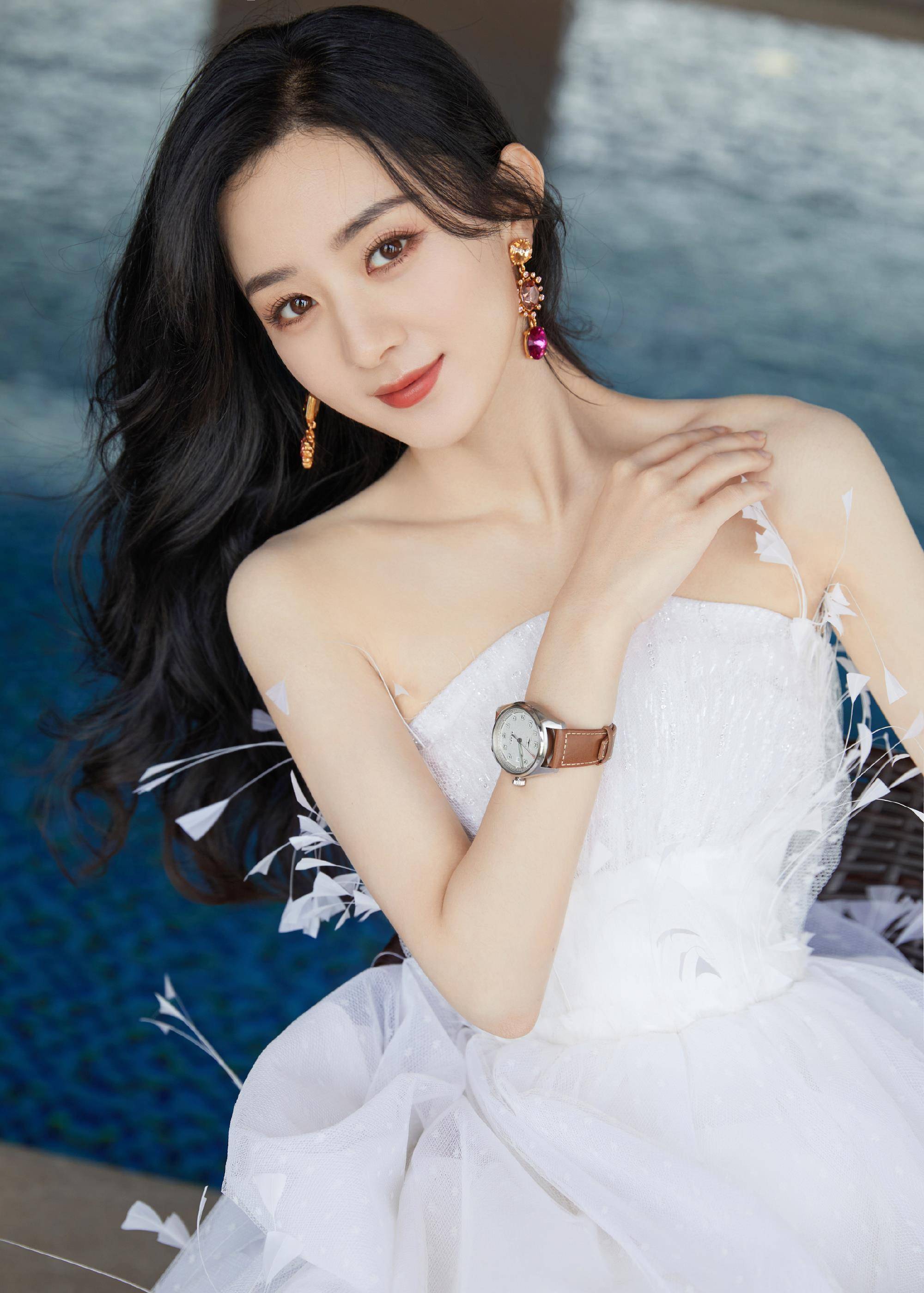 高定|赵丽颖空降郑州太火爆！穿高定礼服美成迪士尼公主，生图比模特惊艳