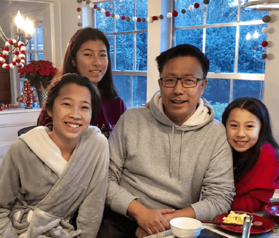 李阳与三个女儿合影
