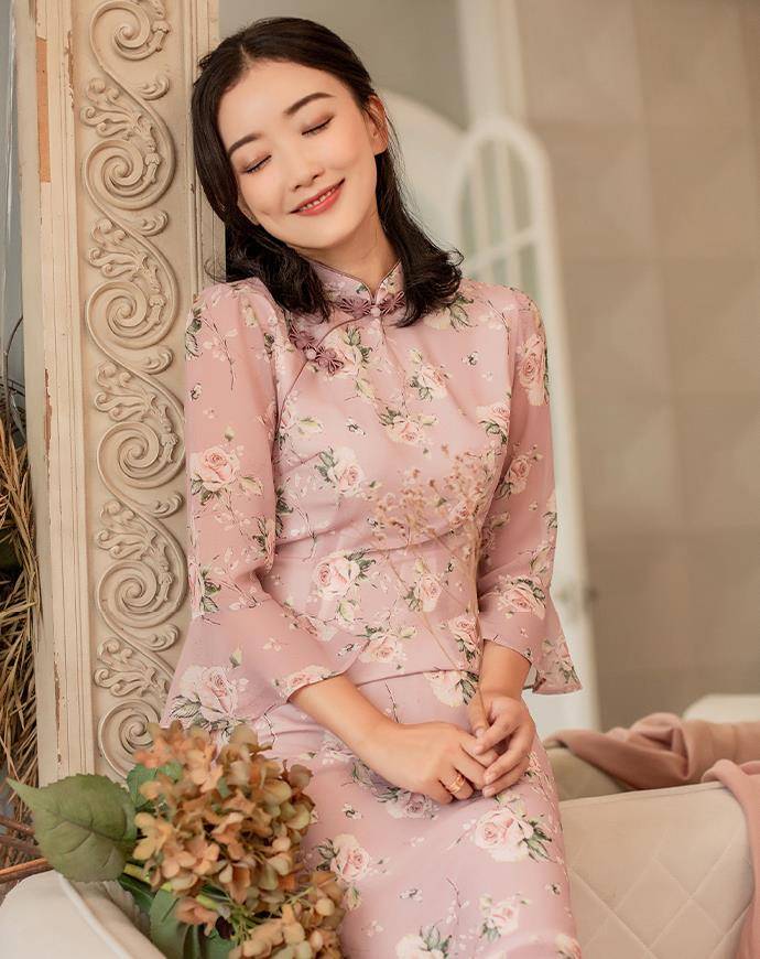 身材|连衣裙烂大街，初秋穿一袭复古旗袍，既显身材又显知性女人味！