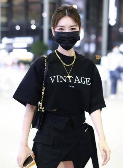 角色|毛晓彤少女感好强，穿黑色印花T恤搭配半身裙，穿出175cm的既视感