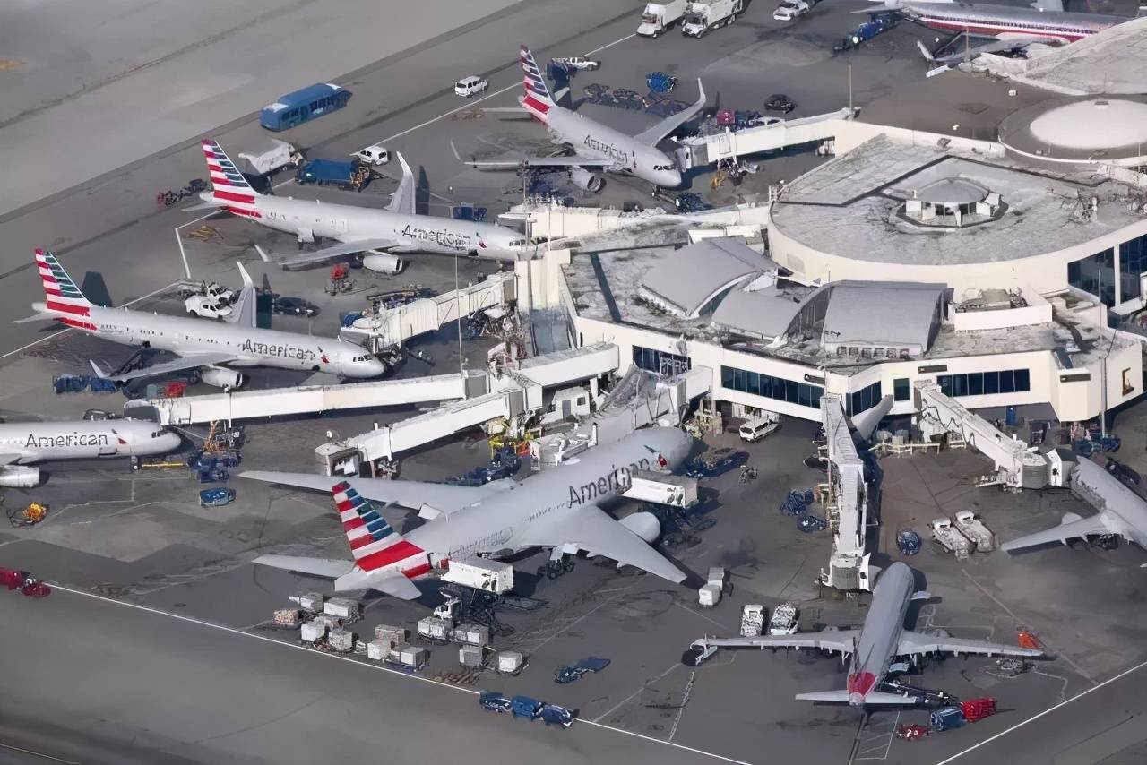 原创凌晨4点美国男子闯入洛杉矶机场并潜入一架飞机