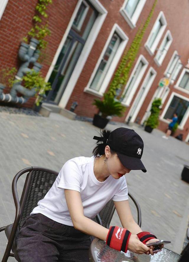 下半身|李菲儿身穿V领马甲搭配小短裙，清纯甜美，看起来好年轻啊