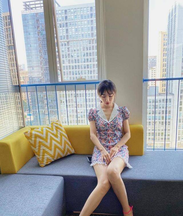 下半身|李菲儿身穿V领马甲搭配小短裙，清纯甜美，看起来好年轻啊