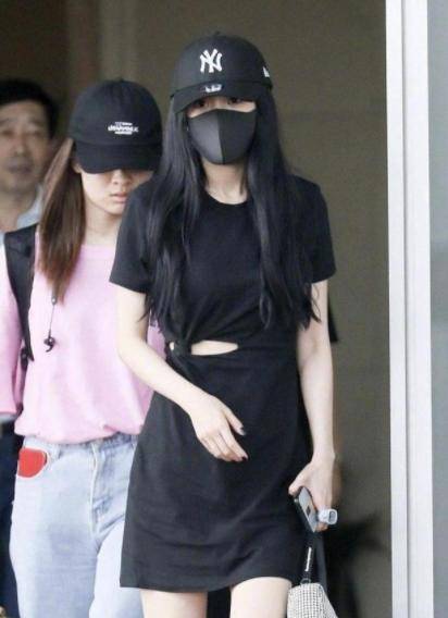 角色|毛晓彤少女感好强，穿黑色印花T恤搭配半身裙，穿出175cm的既视感