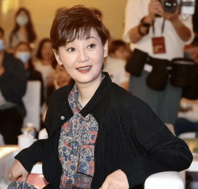 整体|徐帆老了也赶时髦，这么花的裙子也敢穿出门，配短发气质还挺不错