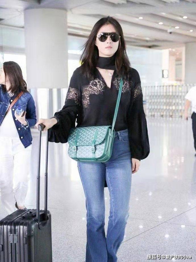 身材|穿对的蒋欣真显“瘦”，黑上衣造型藏肉又高级，配上墨镜气场强大