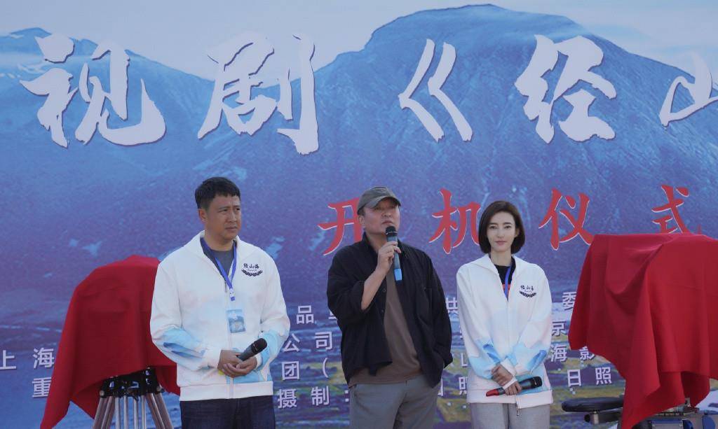 网友|王丽坤逛迪士尼被偶遇，穿衬衫扎马尾美得发光，网友随拍老戏骨还是少女颜