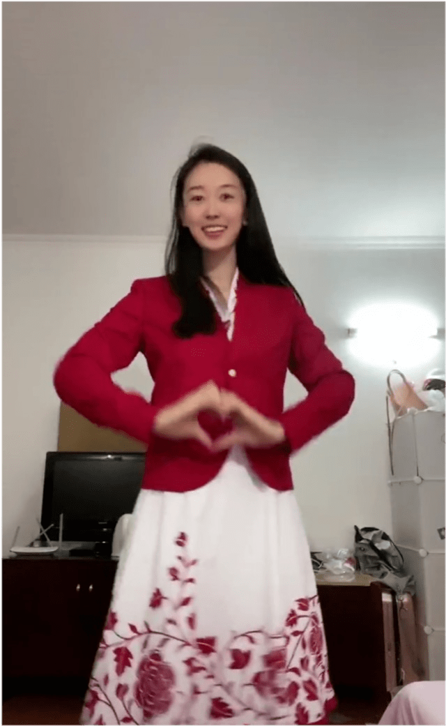 马尾|冠军孙一文真悠闲！条纹衫都能穿出高级感，自带巨星气场真该大火！