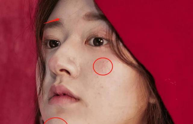 脸部|尴尬！赵露思杂志未修图流出，五官扁平痘痘多，网友：少女感全靠修！