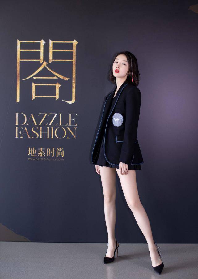 周冬雨|周冬雨才是小个子穿搭模范,斜肩小背心配百褶裙,双腿修长性感