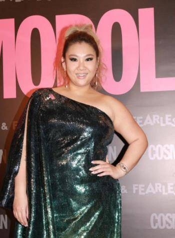 姐妹|郑欣宜太会穿搭了,穿渐变色斜肩长裙显瘦,直接搭配出小细腰