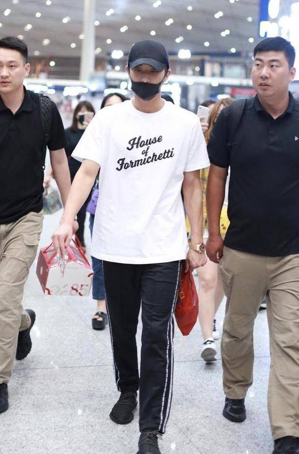 黑色|黄子韬的初秋穿搭，白T搭配运动裤简约不简单，大长腿成搭配焦点