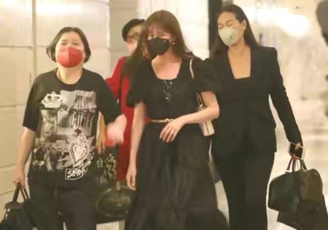 感觉|林志玲晒照认不出，浓妆下都难掩沧桑，脖子皱纹干瘪素颜就更老！