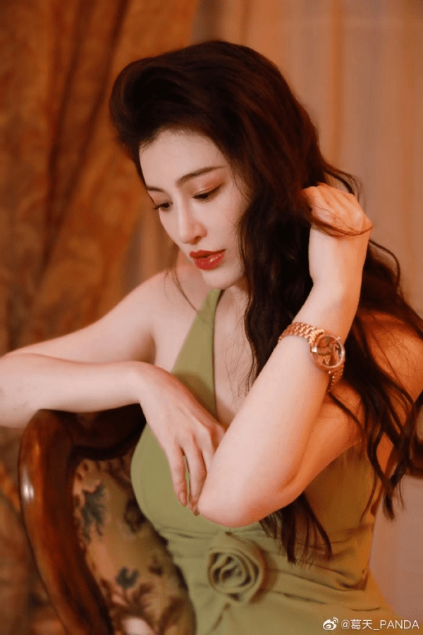 长发|葛天穿绿色长裙娇媚动人，长发披肩好温柔