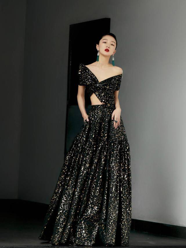 周冬雨|周冬雨才是小个子穿搭模范,斜肩小背心配百褶裙,双腿修长性感