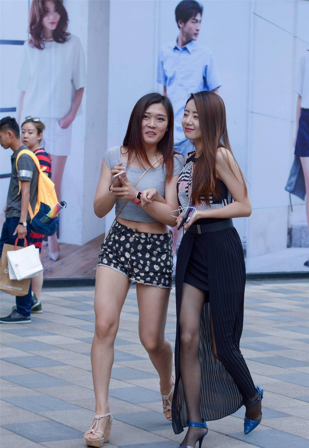 高跟鞋|黑色丝袜搭配高跟鞋，初秋的穿搭，会更有层次感