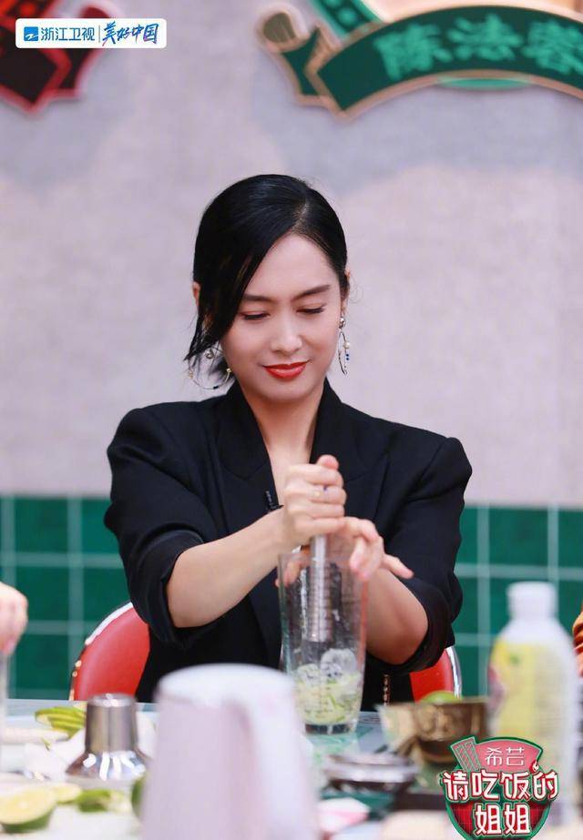 身材|朱茵越老越有味道,穿紧身针织衫秀身材,配挂链西装还挺新潮的