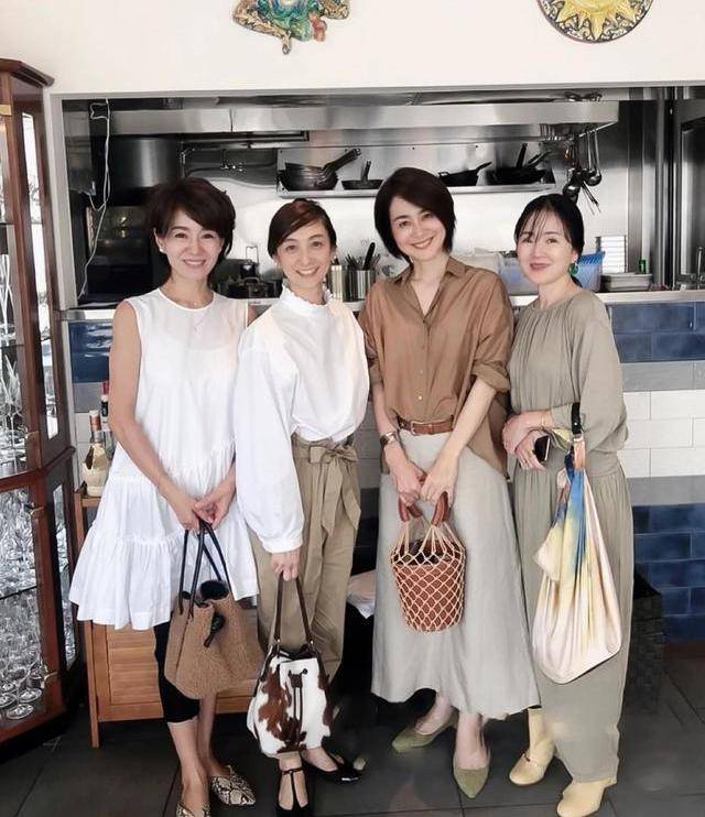 饰品|优雅耐看的日系穿搭，更适合50多岁阿姨，简简单单的款式更提气质