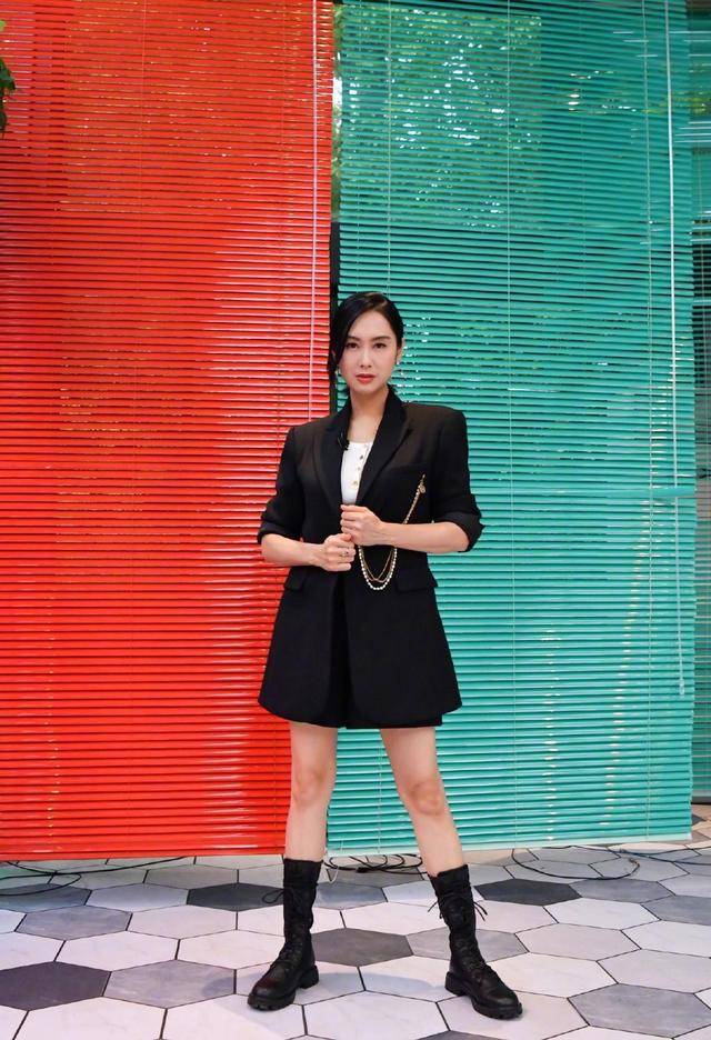 身材|朱茵越老越有味道,穿紧身针织衫秀身材,配挂链西装还挺新潮的