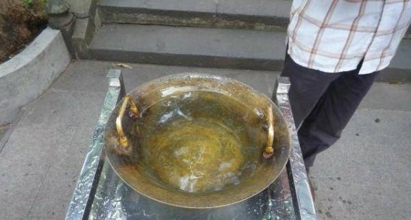 五公祠内藏一神奇铜锅，不烧火不插电靠手摩擦，便能让锅中水沸腾