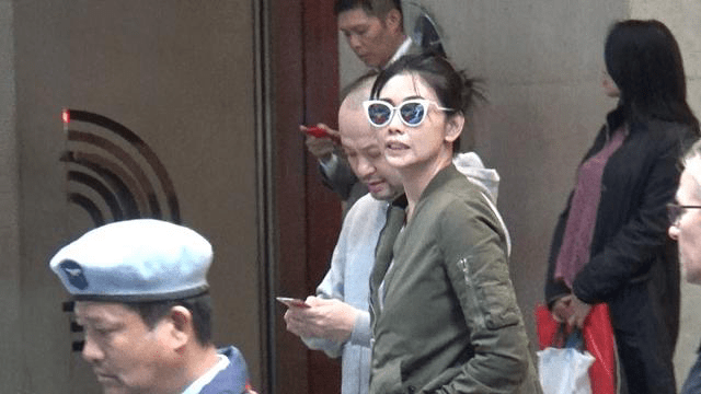 大婶|在街头拍到邱淑贞，肚腩横生是大婶身材，就别营销不老气质好了！