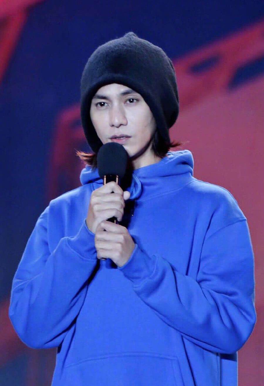 氛围|45岁陈坤还有少年感,与辛芷蕾同穿西装参加活动,看不出大了10岁