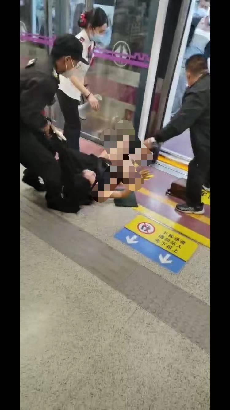西安地铁一女子与人发生冲突拒不下车,保安拖拽下车衣衫不整,官方回应