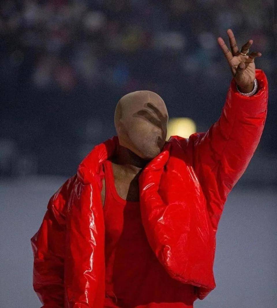 火烧房子前妻卡戴珊穿巴黎世家高定婚纱求复合论炒作就服侃爷