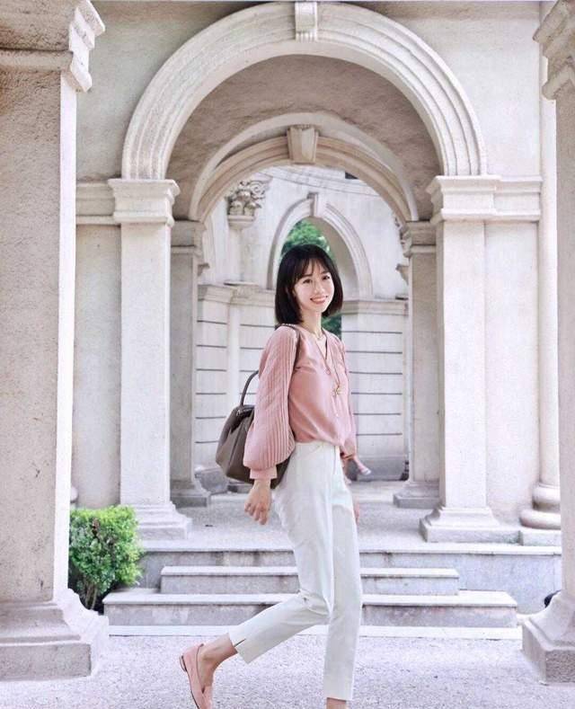 显得|普通女孩如何穿搭？白色衬衫搭配牛仔裤，也可以很精致又洋气