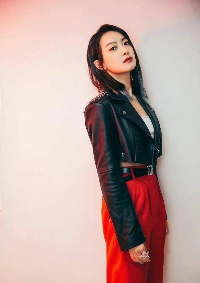 好身材|巩俐的气质真不是吹的，黑色皮衣配半身裙潇洒利落，气场全开
