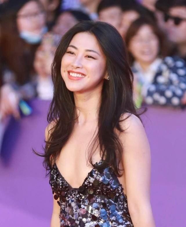 身材|朱珠的气质没她的身材吸引人,穿着省布料的吊带,很有女人味