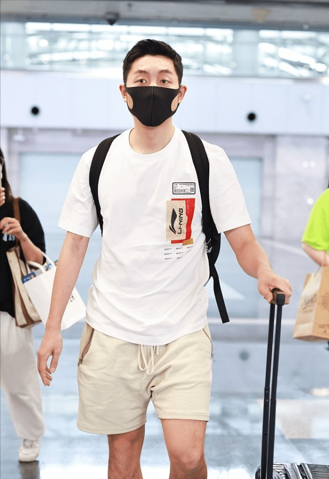 原创国乒喜剧人许昕有了31岁的稳重感白色t恤配短裤挺清新的