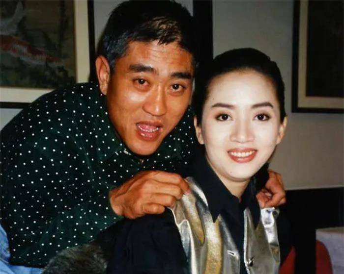 吕颂贤与妻子秀恩爱加起来112岁仍年轻有活力相恋27年不生202