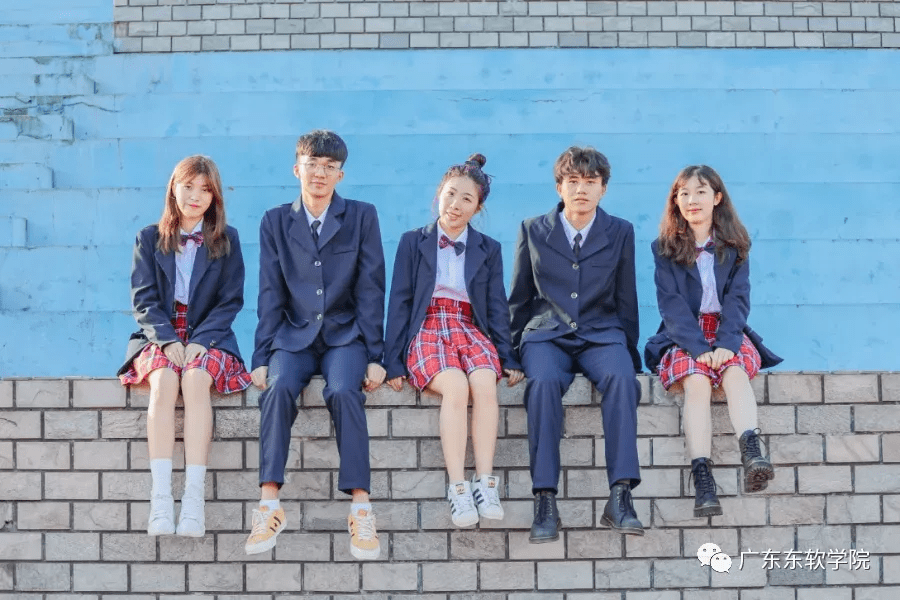 什么大学还要穿校服校服颜值还这么低