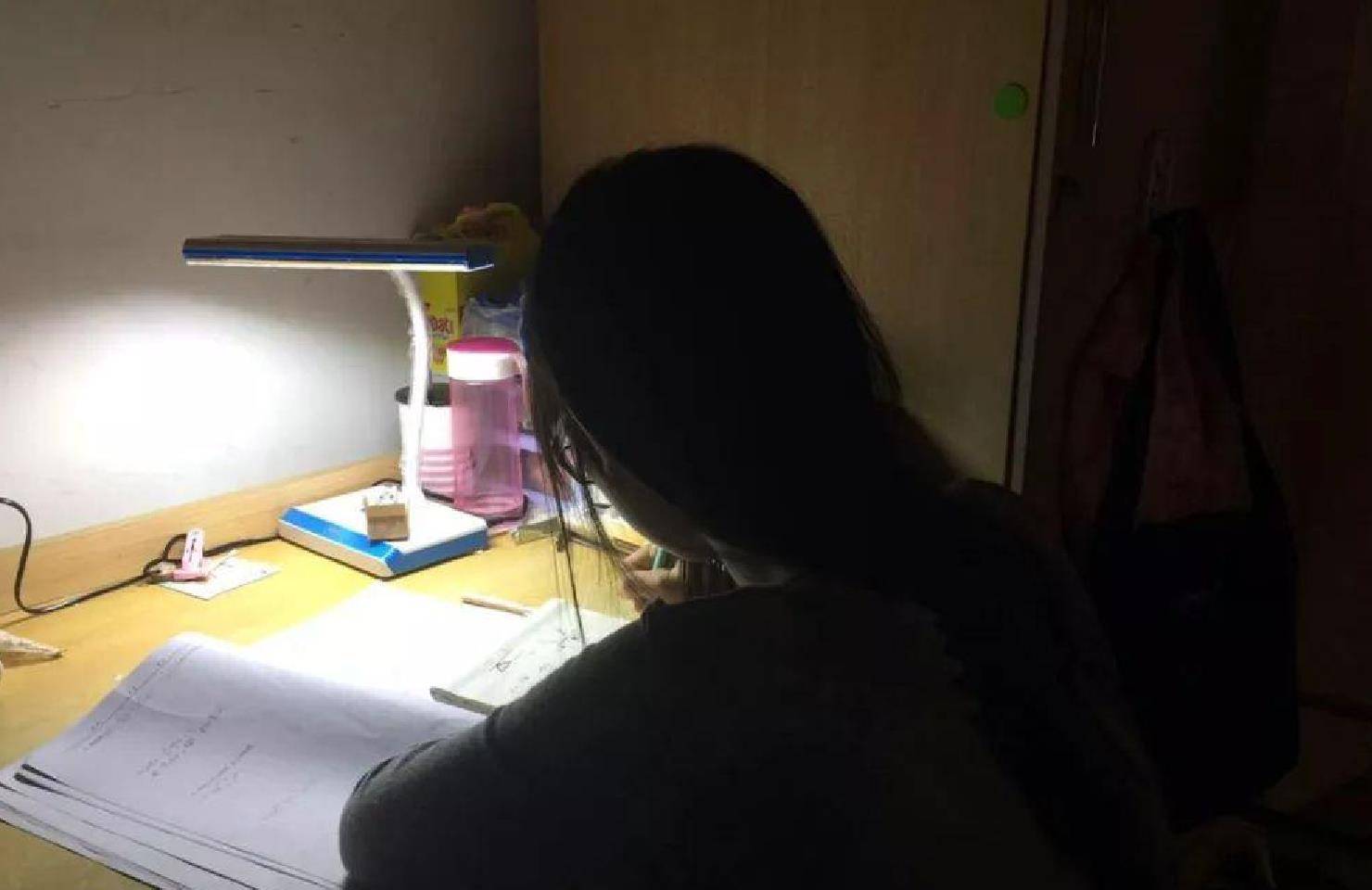 校服|为了时尚，学生们把校服穿得标新立异，据说可以辨别学霸和学渣