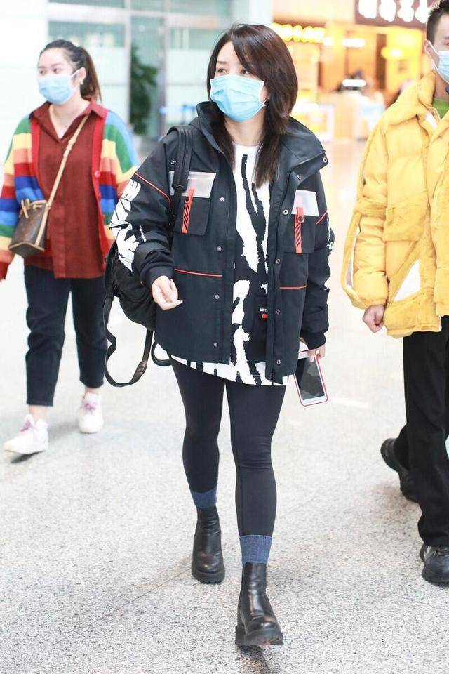 黑色|何洁终于美回来了，穿黑色外套配紧身裤简约保暖，显瘦又洋气