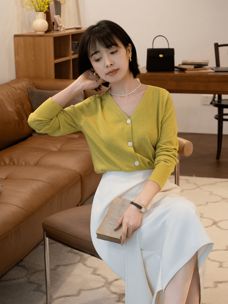 配饰|30+女性这样穿更有魅力！“针织开衫+牛仔裤”，复古优雅又减龄