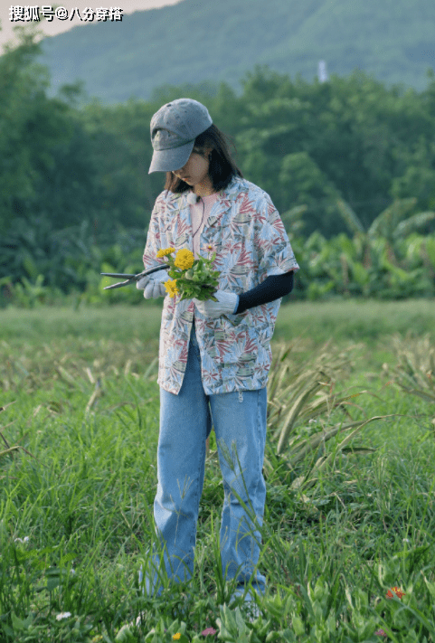 蓝色|张碧晨真没“妈妈样”，花衬衫配牛仔裤简约利落，纤瘦身材惹人羡