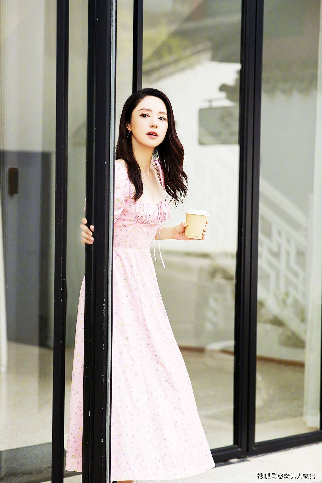 原创41岁董璇营业晒照一袭蓝色褶皱连衣纱裙优雅迷人好身材藏不住