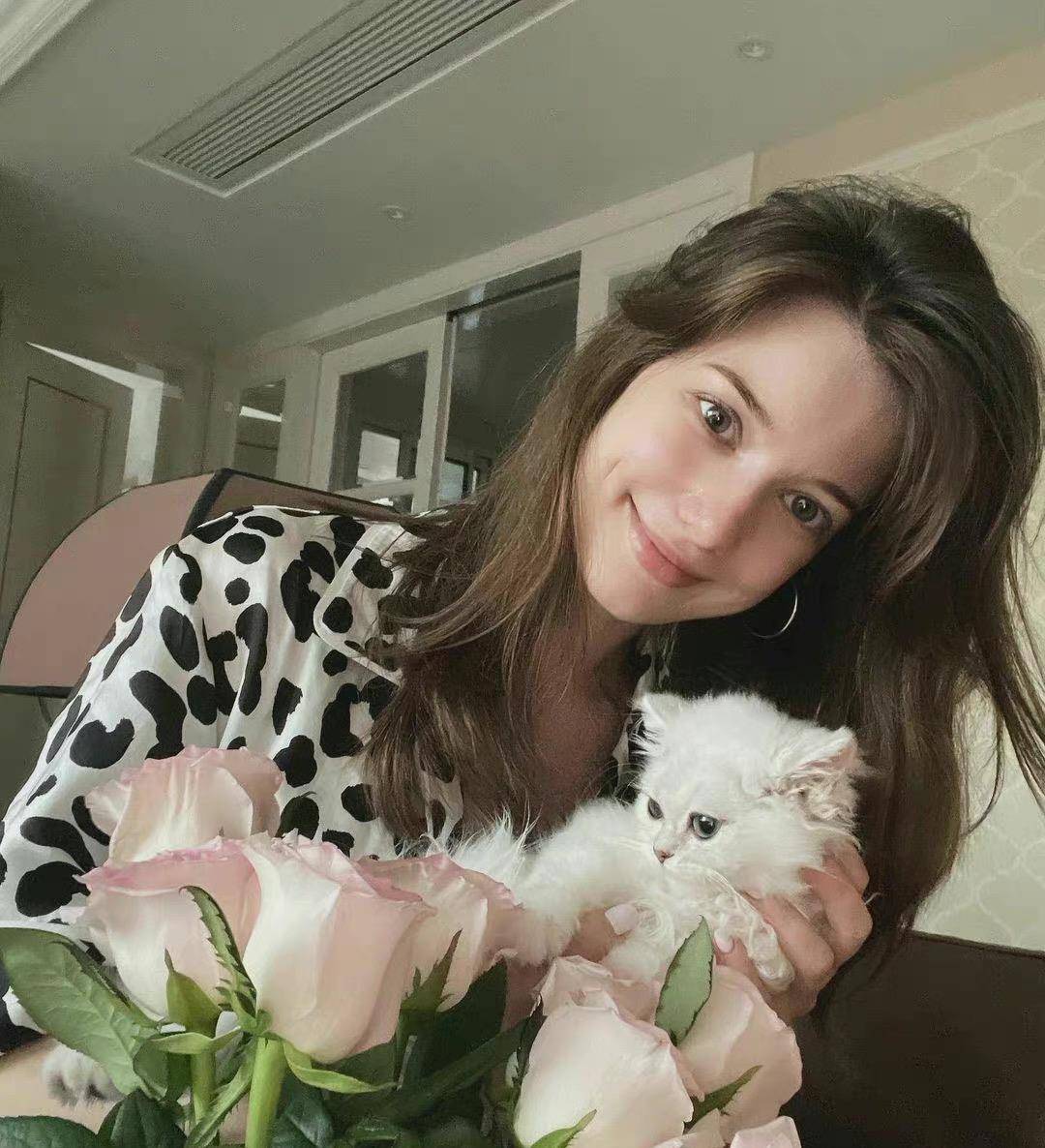 四国混血颜值出众似安妮海瑟薇长相甜气质佳就连身材也不真实