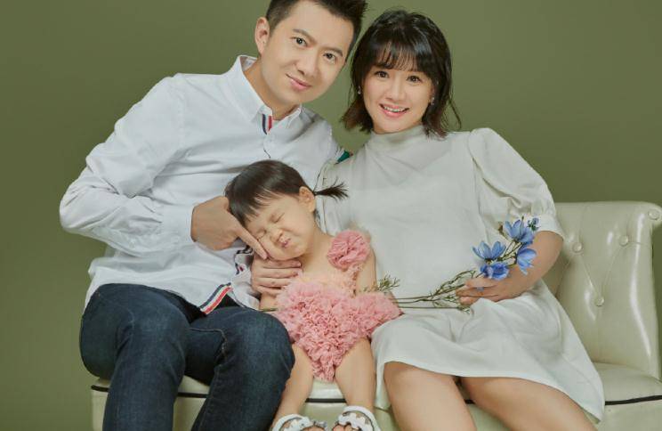 夫妻俩|央视主持红果果即将临盆！肚大如箩靠双手托，绿泡泡跪地脸贴孕肚